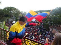 El presidente venezolano, Nicolás Maduro, ondea una bandera de su país frente a simpatizantes durante un acto de Gobierno, en Caracas. EFE/PRENSA MIRAFLORES