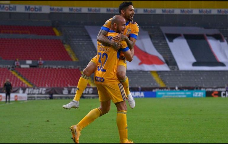 Carlos González y Javier Aquino celebran el primer gol del encuentro. IMAGO 7/S. Bautista
