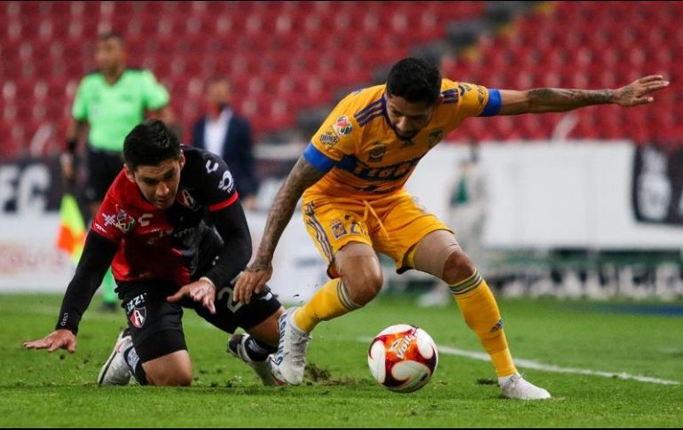 Jesús Angulo y Javier Aquino se disputan el balón durante el encuentro. EFE/F. Meza