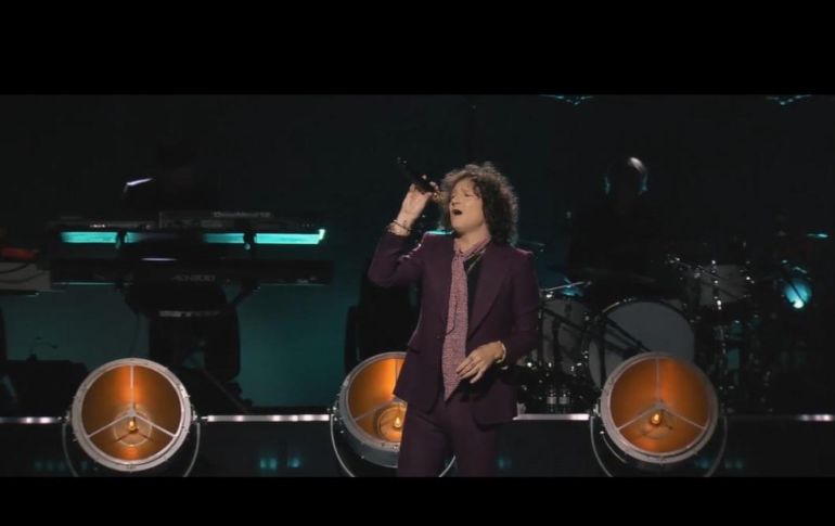 El cantante evocó sus años con los Héroes del Silencio, grupo con el que ganó fama, al cantar “Deshacer el mundo” y 