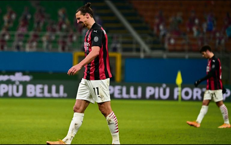 DURO GOLPE.  Zlatan Ibrahimovic se retira cabizbajo tras la derrota de su equipo. AFP