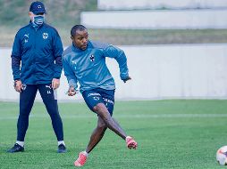 JAVIER AGUIRRE. El “Vasco”, con cubrebocas, observa a Dorlan Pabón. @Rayados