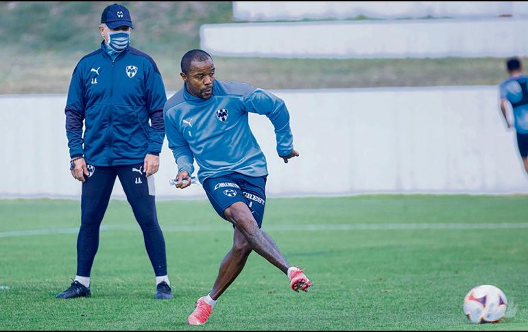 JAVIER AGUIRRE. El “Vasco”, con cubrebocas, observa a Dorlan Pabón. @Rayados