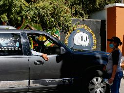 LUTO. El paso de vehículos funerarios en los diversos camposantos de Guadalajara es cada vez más frecuentes por el incremento de decesos por COVID-19.  EFE