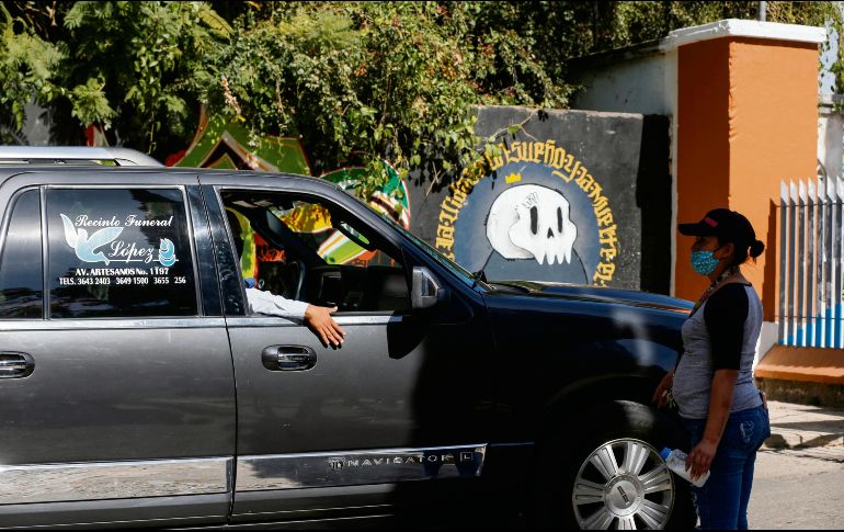 LUTO. El paso de vehículos funerarios en los diversos camposantos de Guadalajara es cada vez más frecuentes por el incremento de decesos por COVID-19.  EFE