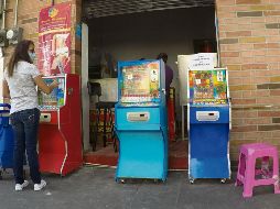 NEGOCIO. Las máquinas tragamonedas generan ganancias de entre tres mil y 12 mil pesos mensuales. Dependientes de tiendas han asegurado que inspectores reciben sobornos por “hacerse de la vista gorda”.  EL INFORMADOR • A. Camacho