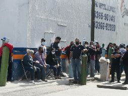 POR HORAS. Decenas de personas hacen fila todos los días afuera de Inframédica, en espera de que el establecimiento abra y puedan rellenar su tanque de oxígeno para auxiliar a sus familiares que enfermaron de COVID-19. EL INFORMADOR • G. Gallo