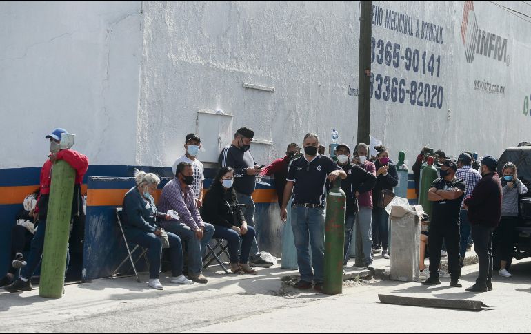 POR HORAS. Decenas de personas hacen fila todos los días afuera de Inframédica, en espera de que el establecimiento abra y puedan rellenar su tanque de oxígeno para auxiliar a sus familiares que enfermaron de COVID-19. EL INFORMADOR • G. Gallo