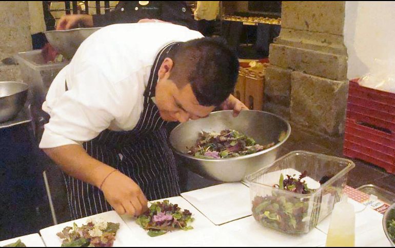 COCINANDO CON AMOR. Roberto Santos y su equipo se encargarán de que cada platillo cuente con el máximo sabor.