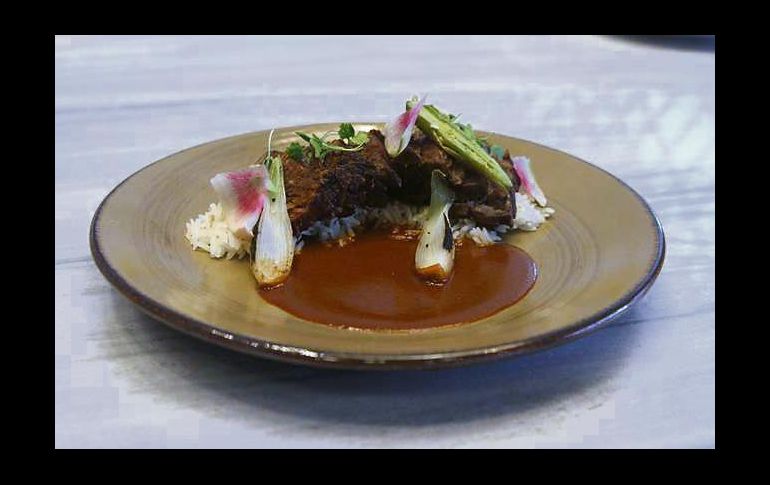 BIRRIA DE SHORT RIB. Combinación de sabores tradicionales.