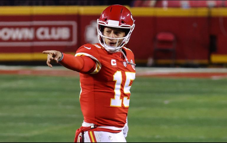Mahomes protagonizó una demoledora actuación lanzando para tres touchdowns y 325 yardas. AFP / J. Squire
