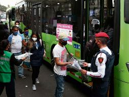 PROVISIONAL. Los capitalinos han usado camiones para transportarse tras el incendio en las instalaciones de Metro. SUN