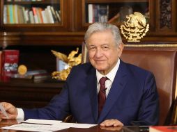 En su mensaje, López Obrador adjuntó una fotografía, la primera desde que el domingo dio positivo a la prueba de coronavirus, en la que aparece en el despacho presidencial sonriendo junto al teléfono. EFE