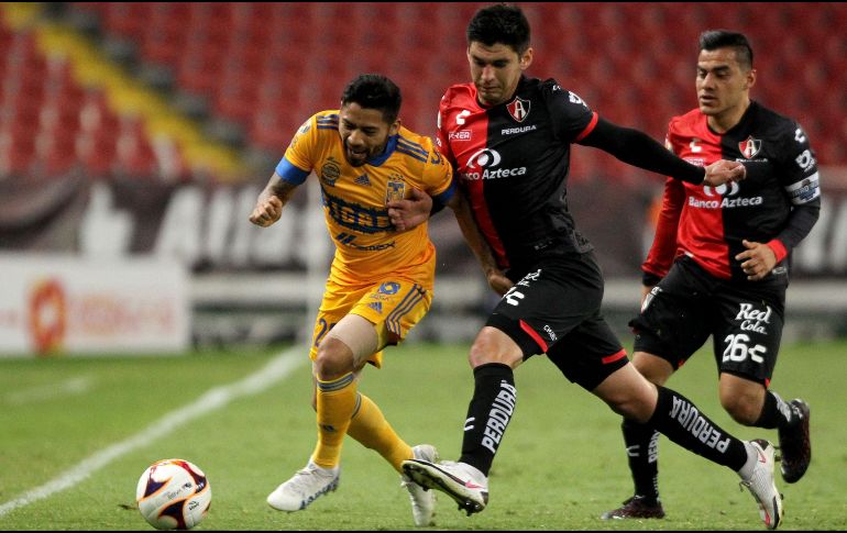 Tras caer frente a los Tigres y registrar su tercera derrota consecutiva, en Atlas existe una ola de rumores que ponen fuera de la institución al timonel Diego Cocca. AFP / ARCHIVO