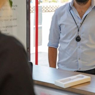 COVID-19: Con un mini gadget, Nissan cuidará la “sana distancia”