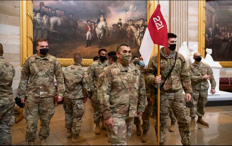 RIESGO. Miles de efectivos de la Guardia Nacional de Estados Unidos (EU), movilizados en Washington para la inauguración presidencial, permanecerán en la capital hasta mediados de marzo debido a persistentes amenazas, informó el Pentágono. Según las autoridades, hay preocupación por posibles nuevos actos de violencia tras el asalto del 6 de enero contra el Congreso por parte de partidarios del entonces presidente Donald Trump y antes del juicio político en su contra, que comienza la semana del 8 de febrero.