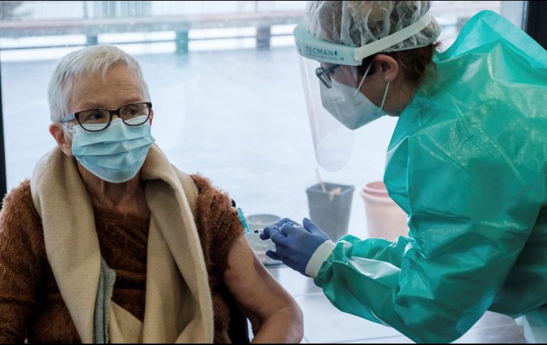 Hasta el momento, de acuerdo con un censo de población, se sabe que al menos tres millones de adultos mayores no podrían acudir a un centro de vacunación. EFE / S. Cañizares