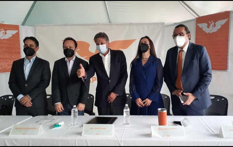 En el anuncio estuvieron presentes quienes aspiraban a la postulación. ESPECIAL