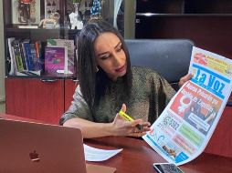 La diputada Claudia Murguía muestra la portada de un semanario de Zapotlán el Grande, que contiene la imagen de dos mujeres peleando para ilustrar un texto sobre el proceso de precampaña. ESPECIAL