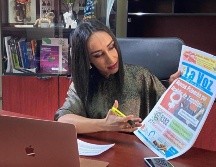 La diputada Claudia Murguía muestra la portada de un semanario de Zapotlán el Grande, que contiene la imagen de dos mujeres peleando para ilustrar un texto sobre el proceso de precampaña. ESPECIAL