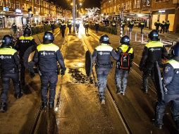 Policías patrullan calles de Rotterdam este martes, durante el toque de queda. AFP/ANP