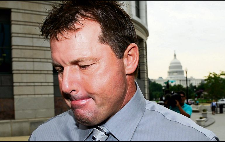 LEJOS. La mancha generada por al abuso de sustancias sigue afectando a Roger Clemens. AP