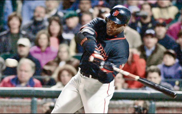 BATEADO. Barry Bonds, líder de todos los tiempos en cuadrangulares, pierde otra oportunidad de estar dentro. AP