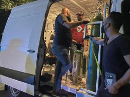 La búsqueda exhaustiva por parte de los tapatíos para rellenar tanques de oxígeno medicinal hizo que Arturo Acosta equipara una camioneta para ofrecer el producto en diversos sitios de la Zona Metropolitana de Guadalajara. ESPECIAL