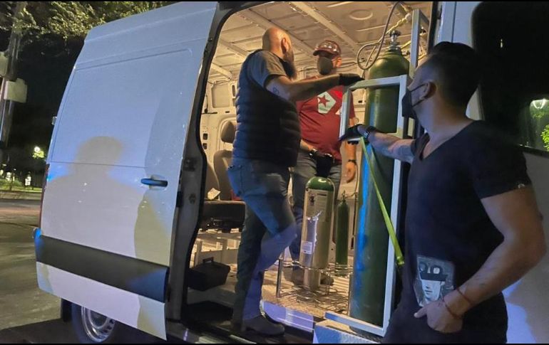 La búsqueda exhaustiva por parte de los tapatíos para rellenar tanques de oxígeno medicinal hizo que Arturo Acosta equipara una camioneta para ofrecer el producto en diversos sitios de la Zona Metropolitana de Guadalajara. ESPECIAL