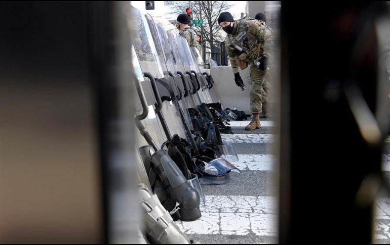 Miembros de la Guardia Nacional custodian los alrededores del Capitolio durante la ceremonia de investidura del presidente Joe Biden. EFE/L. Nolly