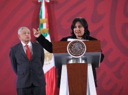 La titular de la Secretaría de Función Pública (SFP), Irma Eréndira Sandoval (d), habla durante la conferencia mañanera del Presidente Andrés Manuel López Obrador (i), en Palacio Nacional. EFE/ARCHIVO