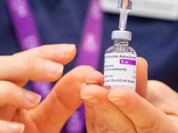 Fuera de esta excepción, la vacuna de AstraZeneca se considera ''tan indicada'' para proteger contra el COVID-19 como las desarrolladas por los laboratorios BioNTech/Pfizer y Moderna. EFE / D. Lipinski