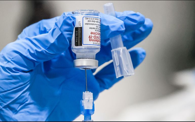 El experto mexicano subraya que es recomendable no vacunarse contra COVID-19 si el paciente ha sufrido en el pasado reacciones alérgicas con vacunas de otros tipos. EFE / T. Shutterstock