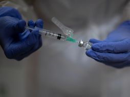 Arturo Herrera dice que todas las vacunas que México está adquiriendo tienen niveles de eficacia superiores al 94% y reconoce que hay solamente una vacuna que no están contratando, pero omite el nombre. AP / M. Fernández