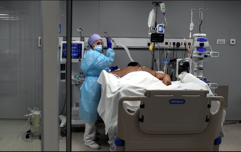 España suma hoy 34 mil 899 nuevos casos de COVID-19 y 515 muertes más y atraviesa también una situación muy complicada. AFP / O. Del Pozo