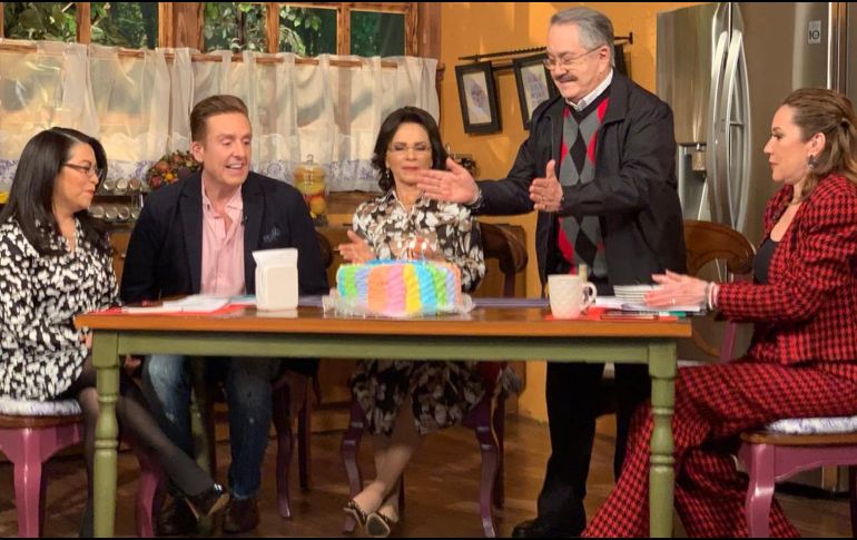Pedrito Sola fue agasajado por el equipo de “Ventaneando” con un pastel para celebrar su vida. TWITTER/@VentaneandoUno