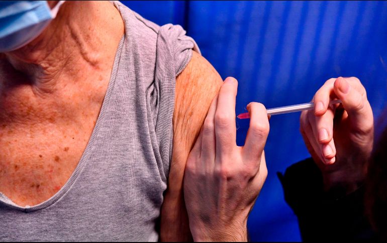 Tedros también pide nuevamente que el mundo se una para garantizar que en los 100 primeros días de 2021 la vacunación de sanitarios y personas mayores haya dado comienzo en todos los países del planeta. AFP / F. Tanneau