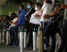 Personas permanecen a la espera de rellenar sus tanques de oxígeno ante el incremento de casos de COVID-19 en Guadalajara. EFE / F. Guasco