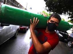 En muchos países, incluidos Perú y Brasil (en la foto), los familiares han tenido que suministrar oxígeno a sus parientes enfermos. REUTERS