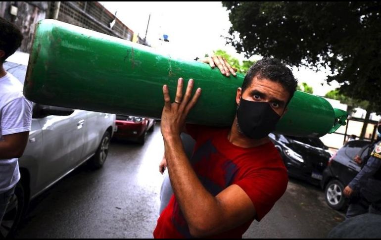 En muchos países, incluidos Perú y Brasil (en la foto), los familiares han tenido que suministrar oxígeno a sus parientes enfermos. REUTERS