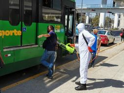 Elementos de Protección Civil y Bomberos de Zapopan realizan la sanitización de la unidad. ESPECIAL
