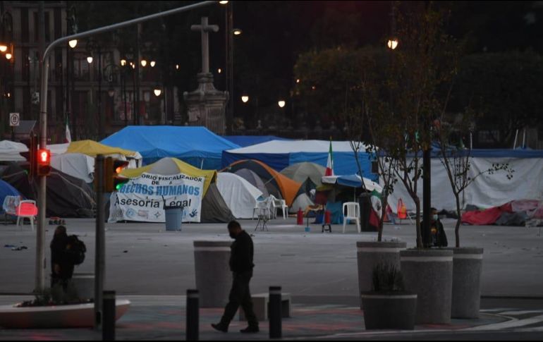 Este sábado amaneció con basura la plancha del Zócalo y el acceso en la calle 20 de noviembre. SUN / H. García