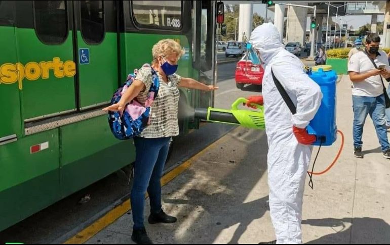 Tras el hallazgo del cuerpo, los pasajeros fueron desinfectados como medida preventiva. ESPECIAL