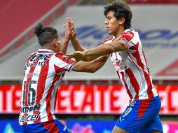 Uriel Antuna y José Juan Macías festejan el primer gol de Chivas. IMAGO 7/S. Bautista