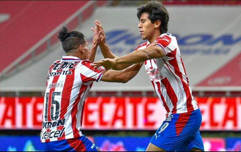 Uriel Antuna y José Juan Macías festejan el primer gol de Chivas. IMAGO 7/S. Bautista