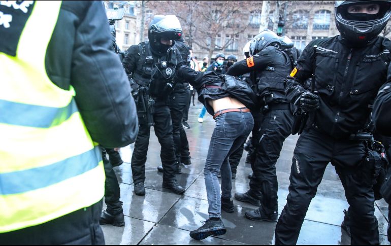 Los altercados se produjeron una hora antes de que empezara el toque de queda nocturno que rige en Francia a partir de las 18:00 horas por el coronavirus. EFE/M. Badra