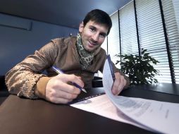 Según el contrato filtrado, Messi estaría recibiendo más de 555 millones de euros por cuatro temporadas con el Barcelona. EFE / ARCHIVO