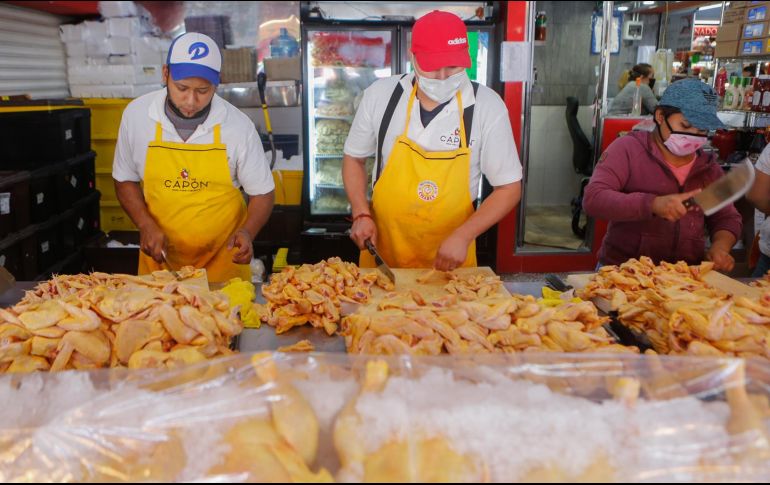 Si se compara 2019 contra el año pasado, el consumo aparente de pollo aumentó 1.8%: de 4 millones 329 mil a 4 millones 408 mil toneladas métricas. EL INFORMADOR/ARCHIVO