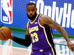 LeBron gana al año 95.4 millones de dólares, pero lo curioso es que la estrella gana más por sponsors que por sueldo. AFP