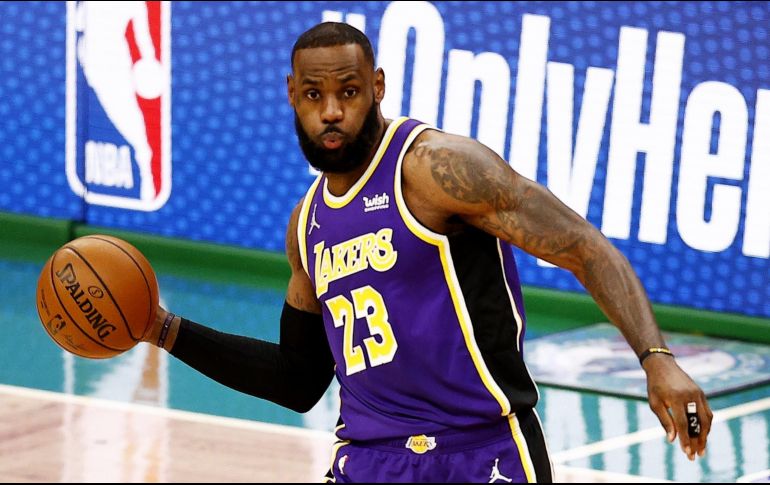 LeBron gana al año 95.4 millones de dólares, pero lo curioso es que la estrella gana más por sponsors que por sueldo. AFP